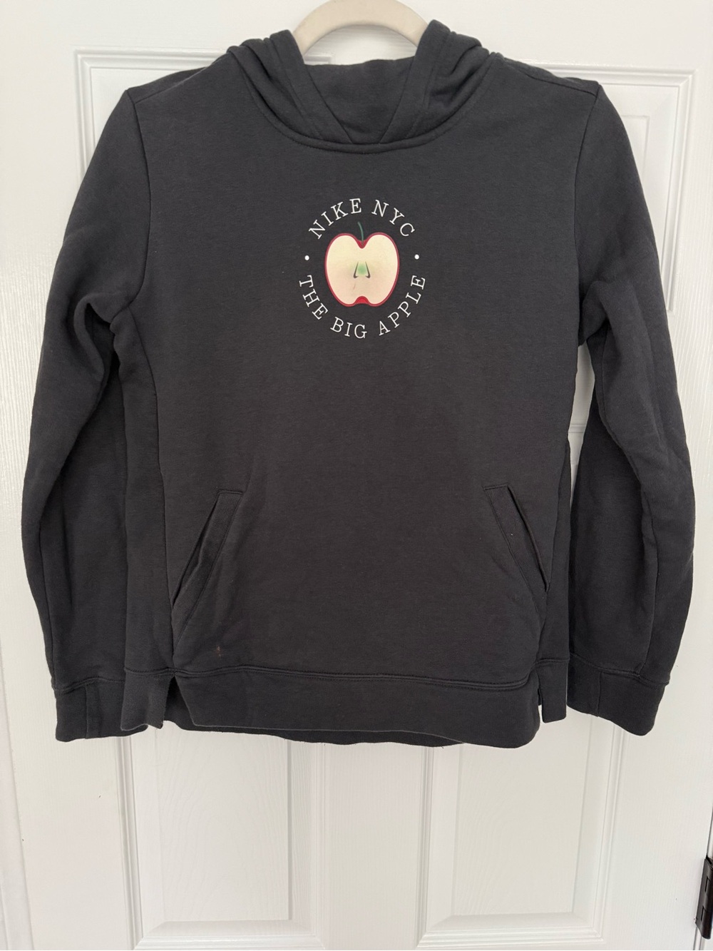 Nike NYC 'The Big Apple' Black Pullover Hoodie with Apple Graphic- size XL - Picture 1 of 7